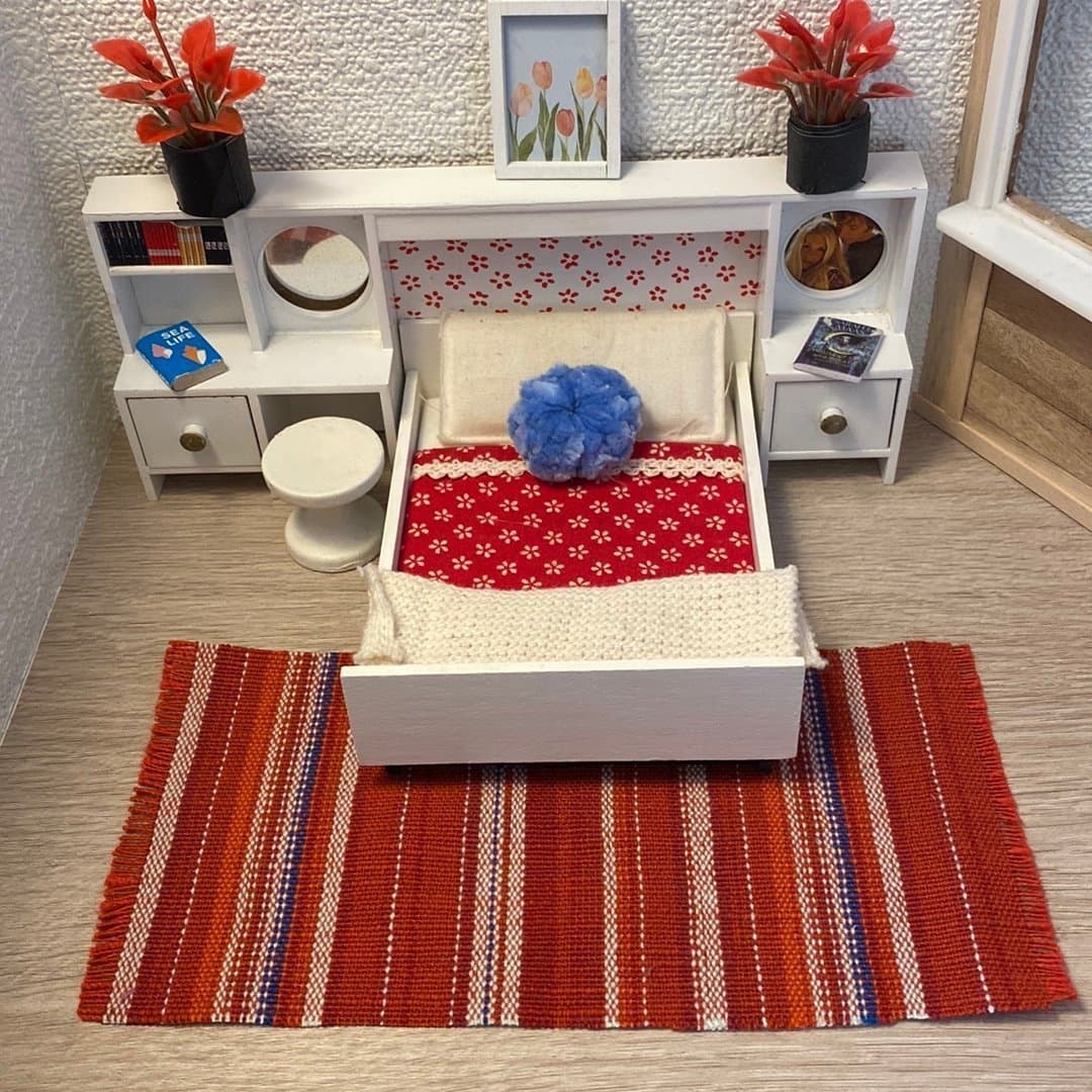 Vit dubbelsäng med bokhylla till Lundby dockskåp, 70-tal, nostalgi, vintage