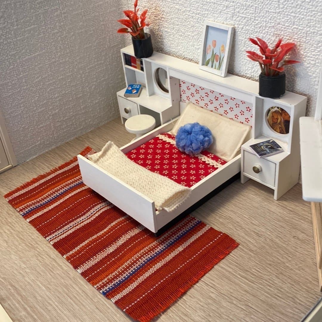 Vit dubbelsäng med bokhylla till Lundby dockskåp, 70-tal, nostalgi, vintage