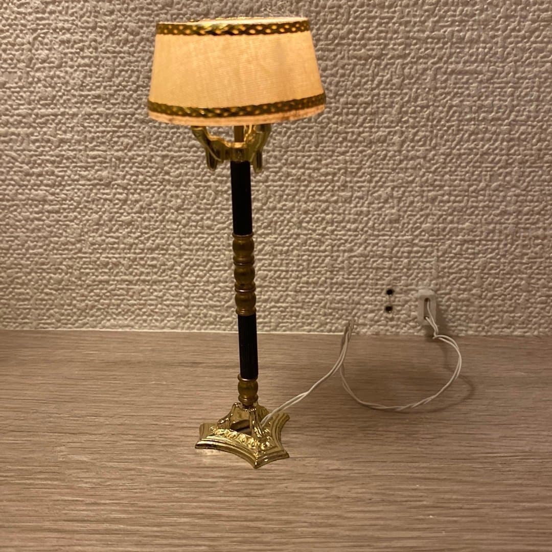 Fungerande golvlampa till Lundby dockskåp, vintage, nostalgi, retro