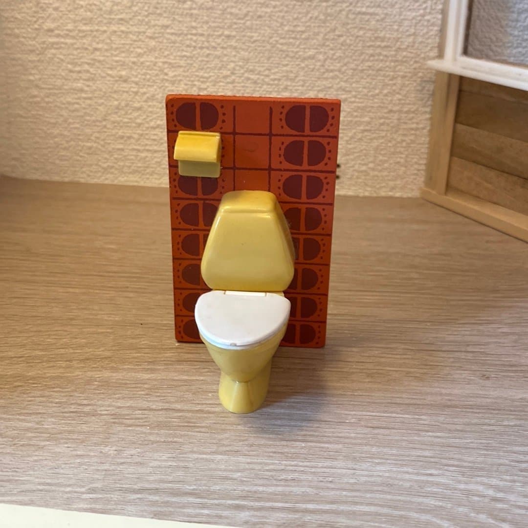 Dockskåpsmöbler gul toalett med orange backsplash till Lundby dockskåp
