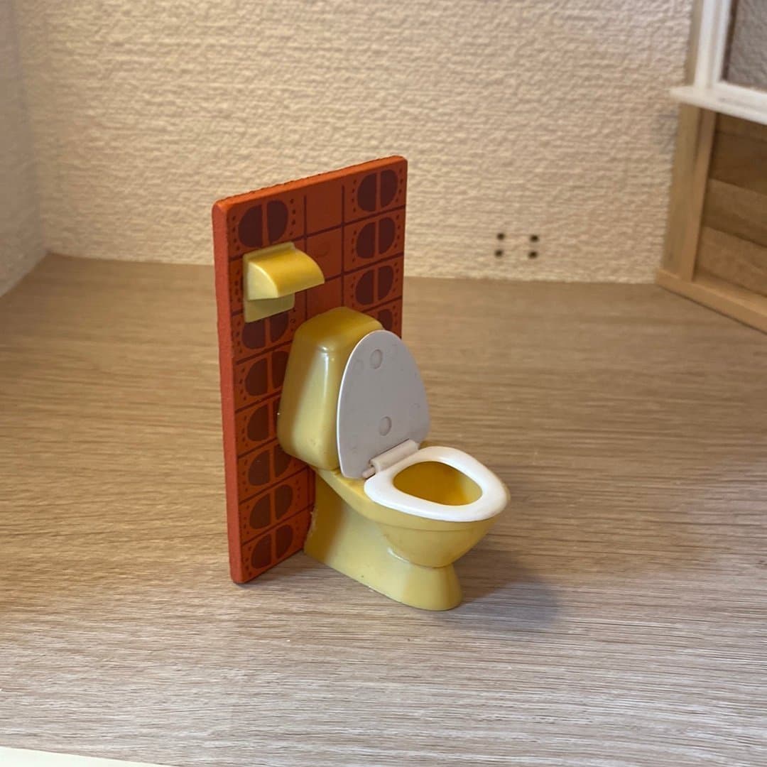 Dockskåpsmöbler gul toalett med orange backsplash till Lundby dockskåp
