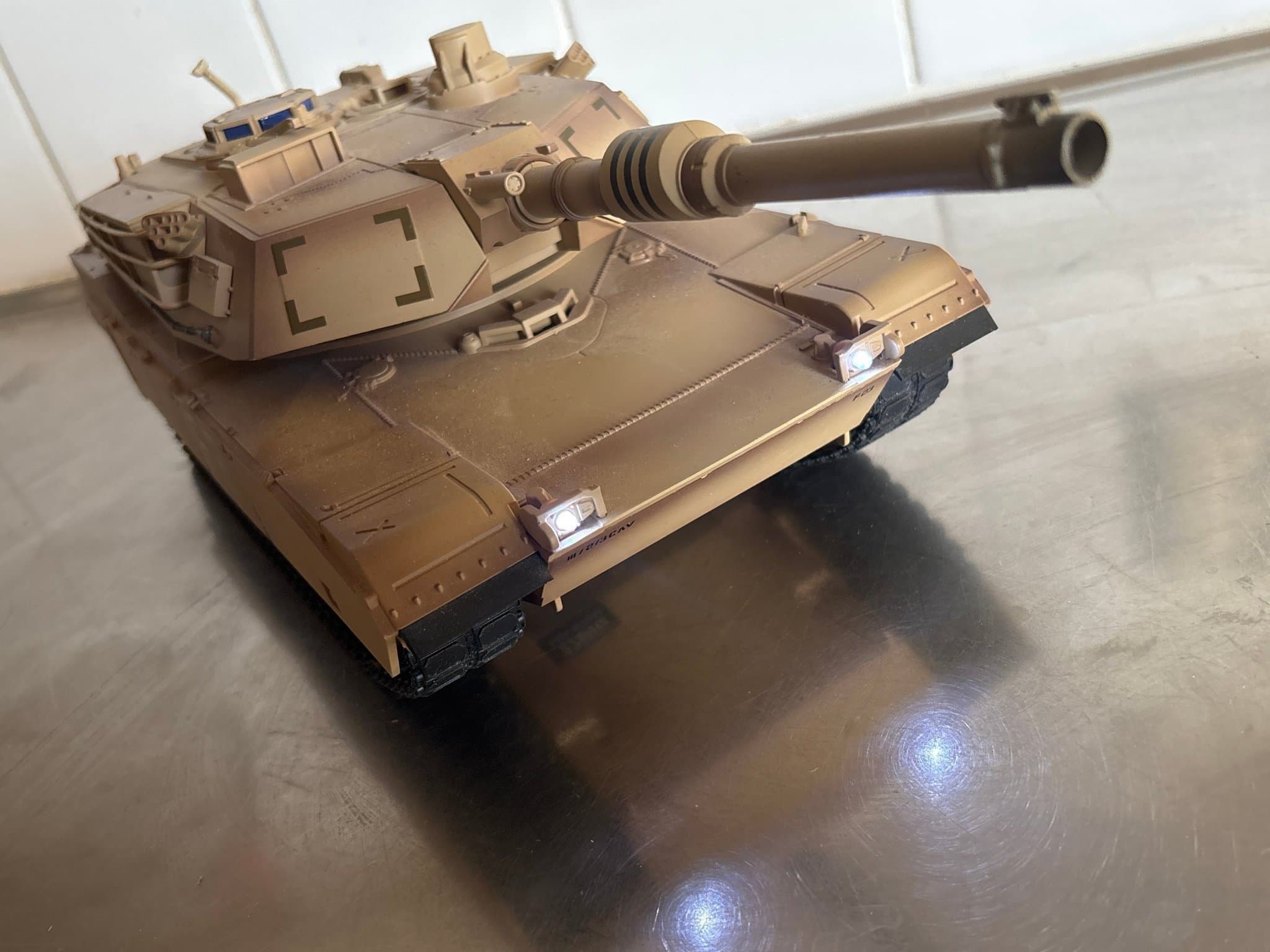 Radiostyrd stridsvagn M1A2 Abrams Tank i skala 1:24 XQ Toys RC 27Mhz + ljud/ljus