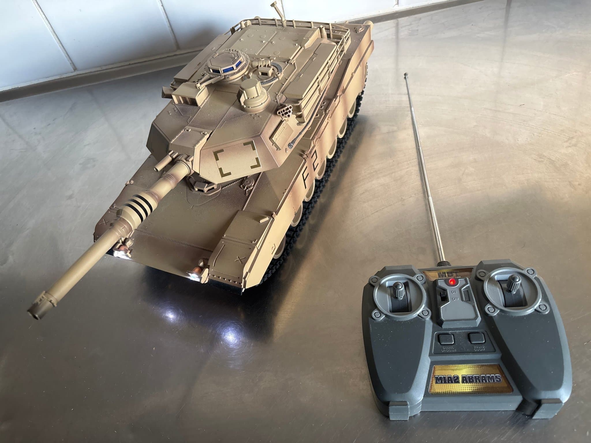 Radiostyrd stridsvagn M1A2 Abrams Tank i skala 1:24 XQ Toys RC 27Mhz + ljud/ljus