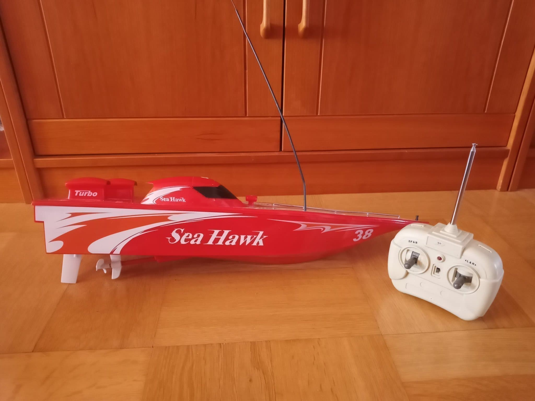 Radiostyrd båt "Sea Hawk" med fjärrkontroll - RC båt