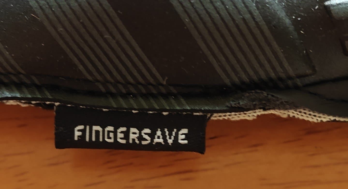 Nya målvaktshandskar, Adidas med fingersave strl 4