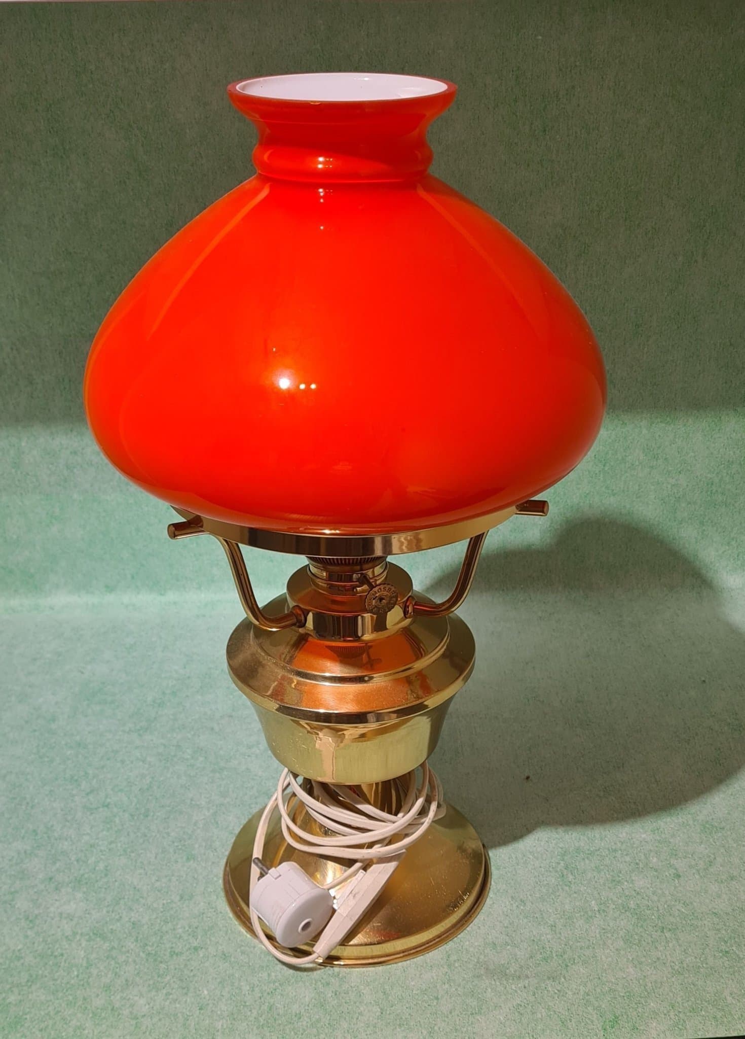 Vintage bordslampa i klassisk fotogenlampestil – röd kupa