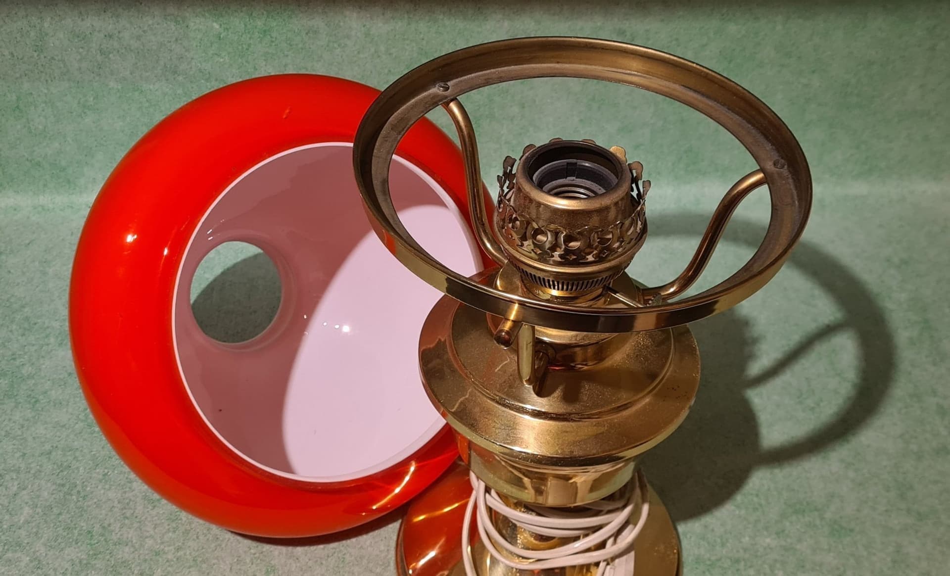 Vintage bordslampa i klassisk fotogenlampestil – röd kupa