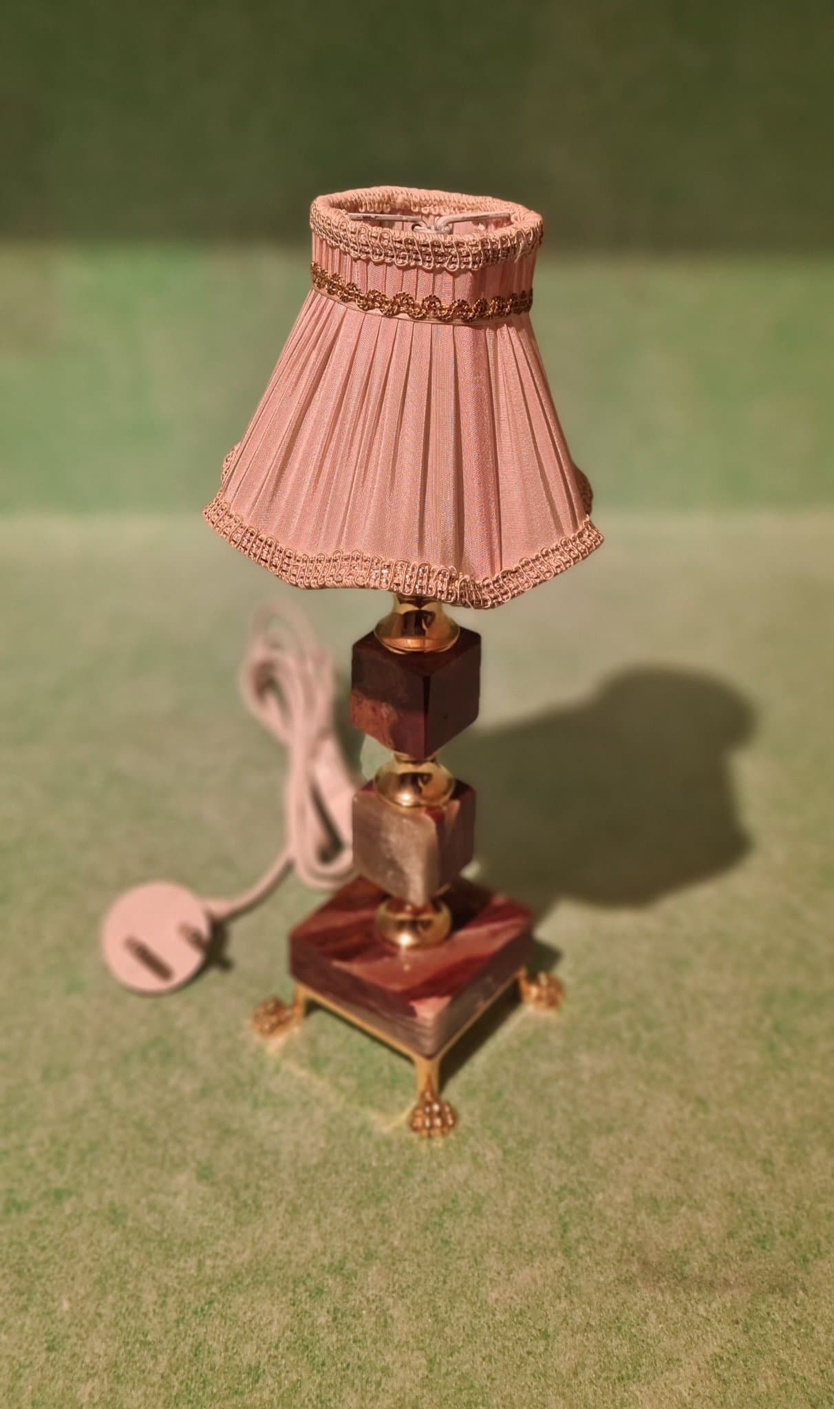 Bordslampa i marmor och mässing med lampskärm