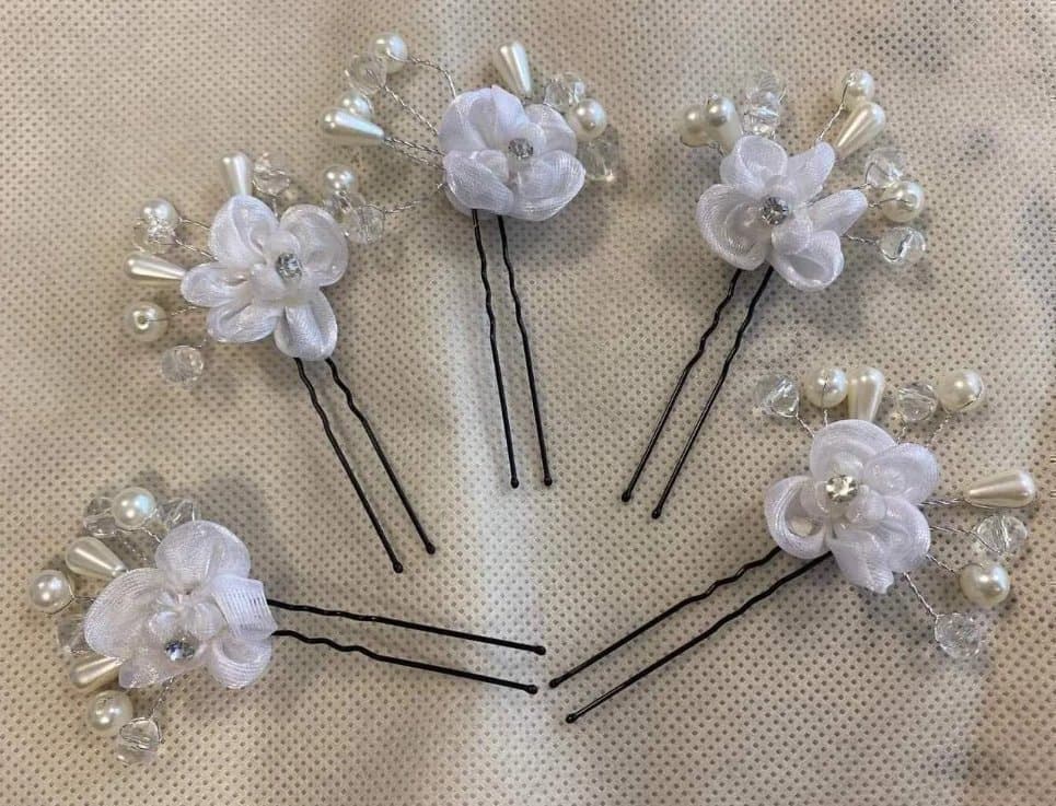 Hårspännen med Vita Blommor och Pärlor