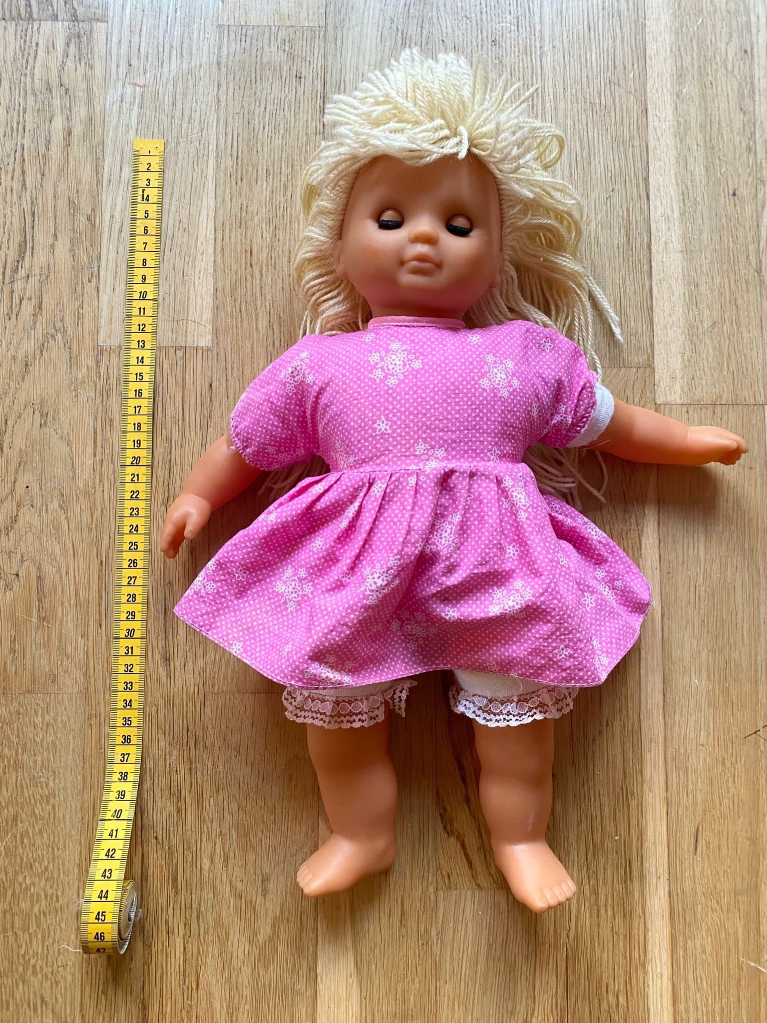 Stor docka med blond hår