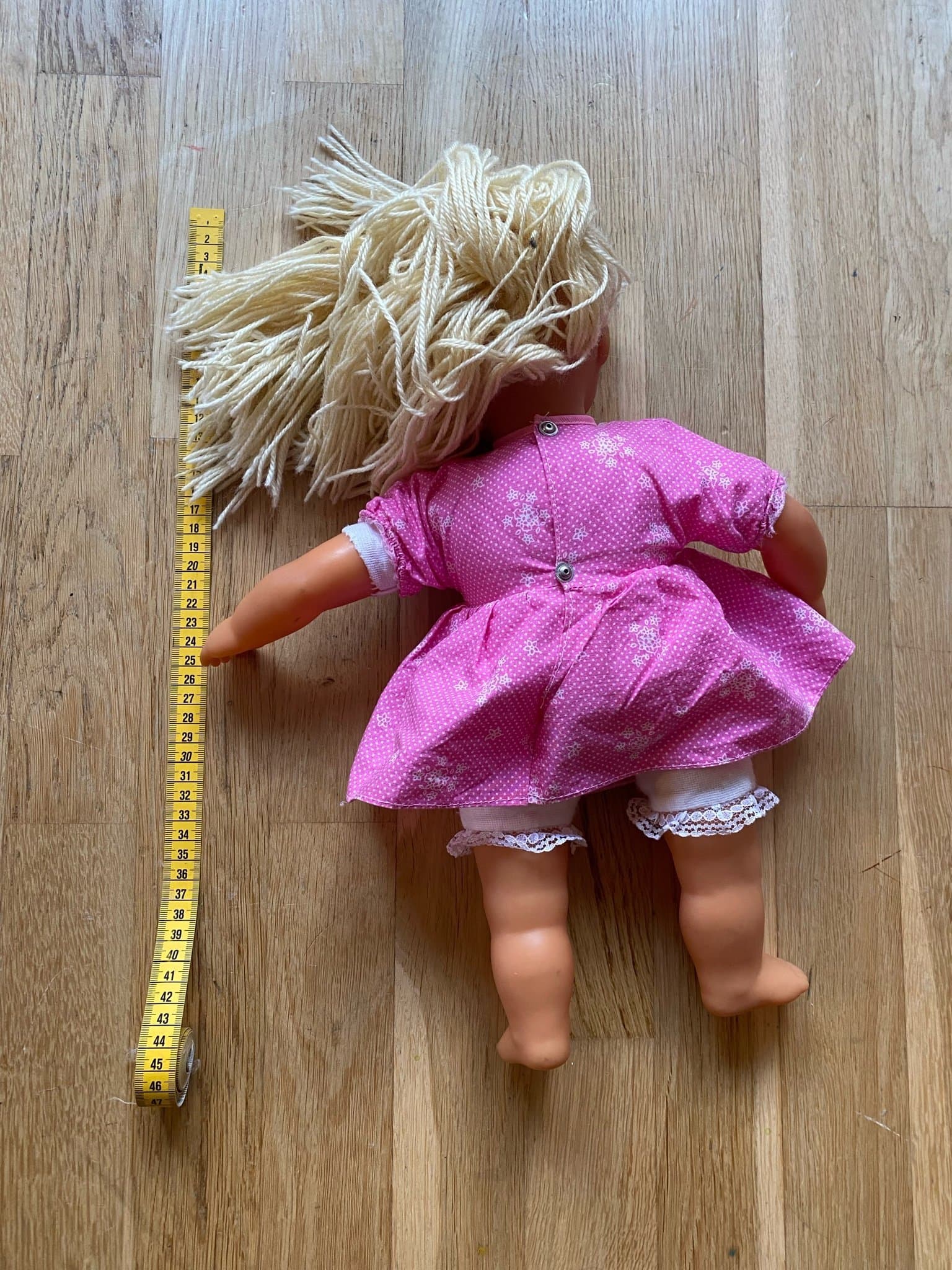 Stor docka med blond hår
