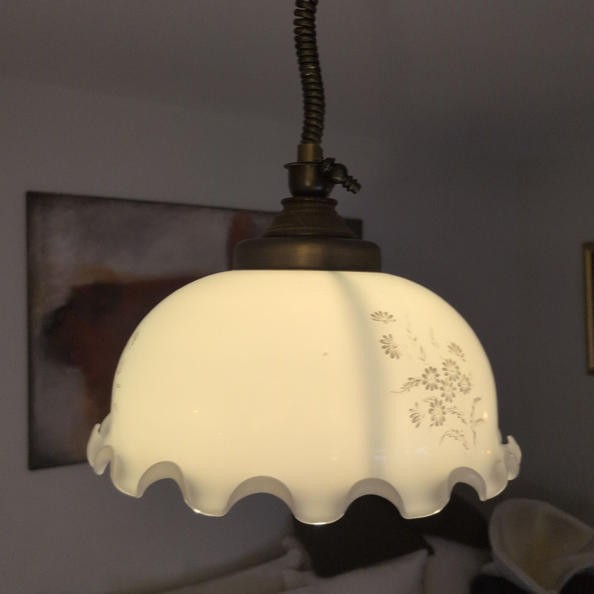 Retro taklampa med handtag och vit kupad skärm med blomstermönster