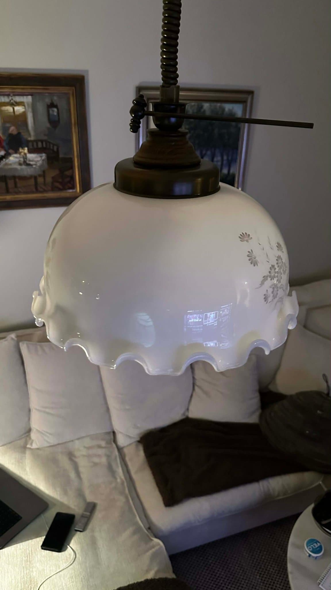 Retro taklampa med handtag och vit kupad skärm med blomstermönster