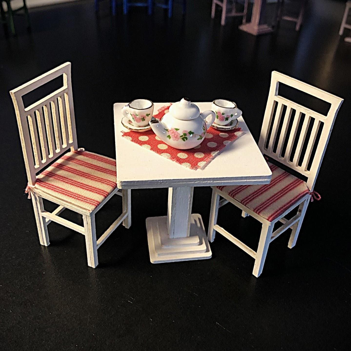 Miniatyr Te/Kaffeservis i porslin - 13 delar - tittskåp dockskåp dockhus 1:12