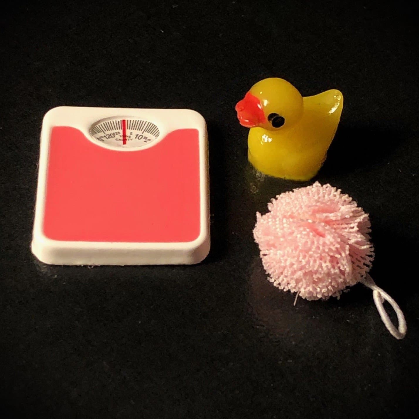 Miniatyr våg & rosa tvättpuff & badanka badrum tittskåp dockskåp dockhus 1:12
