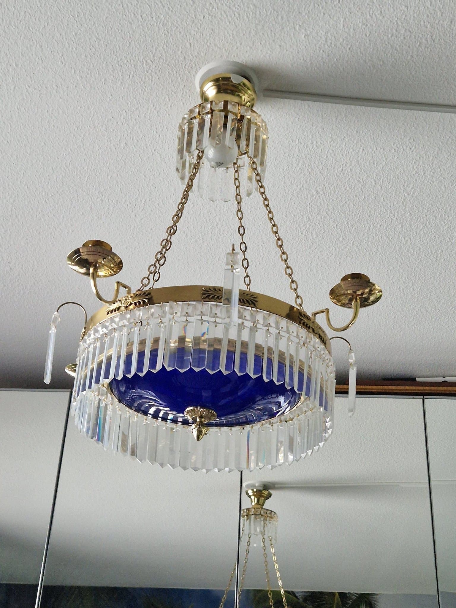 Taklampa i mässing med prismor och blå glasskål