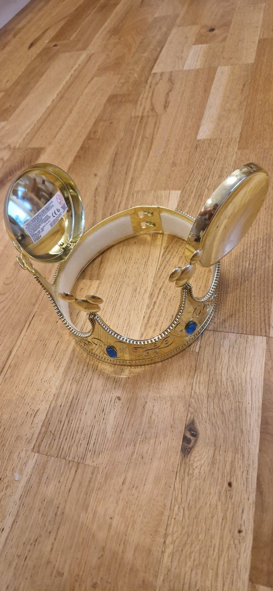Guld krona med blå stenar