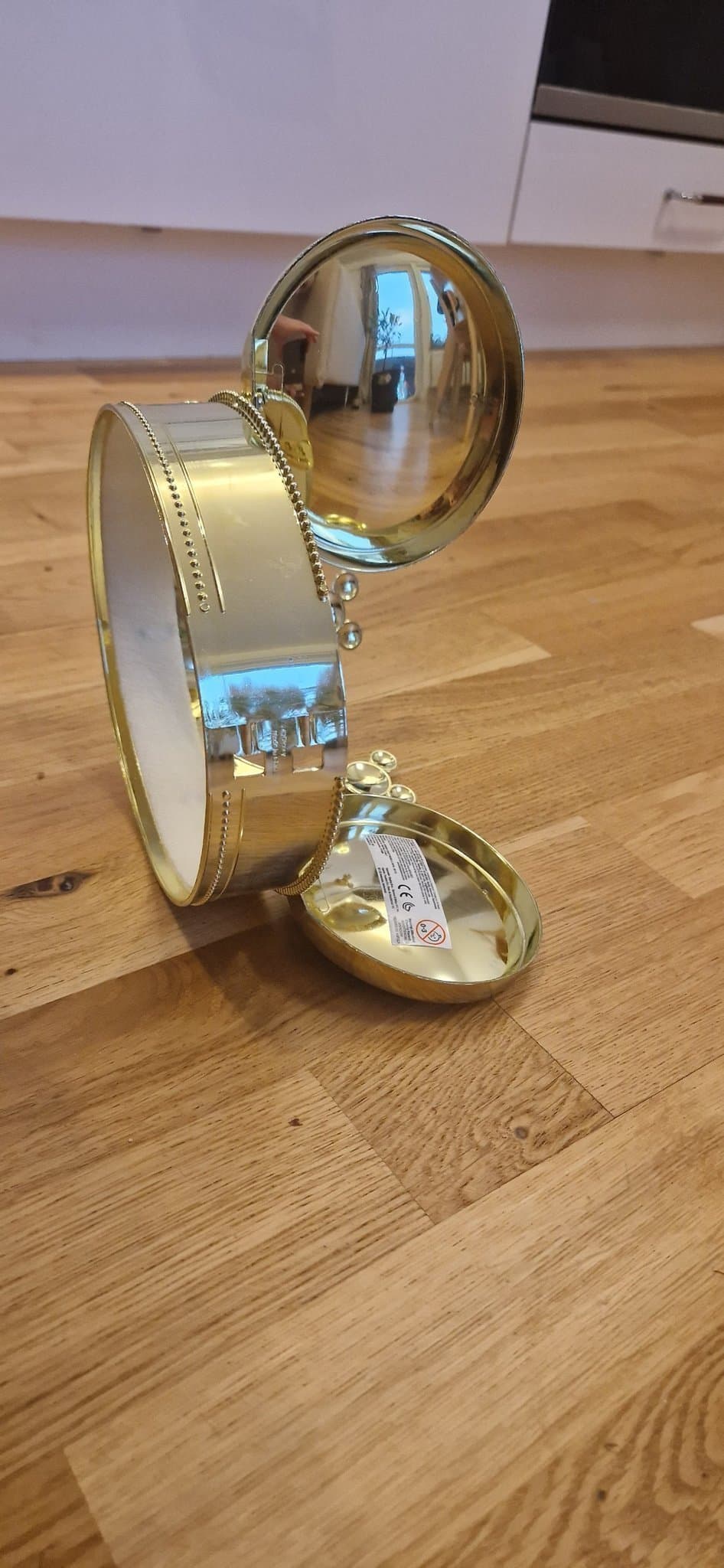 Guld krona med blå stenar