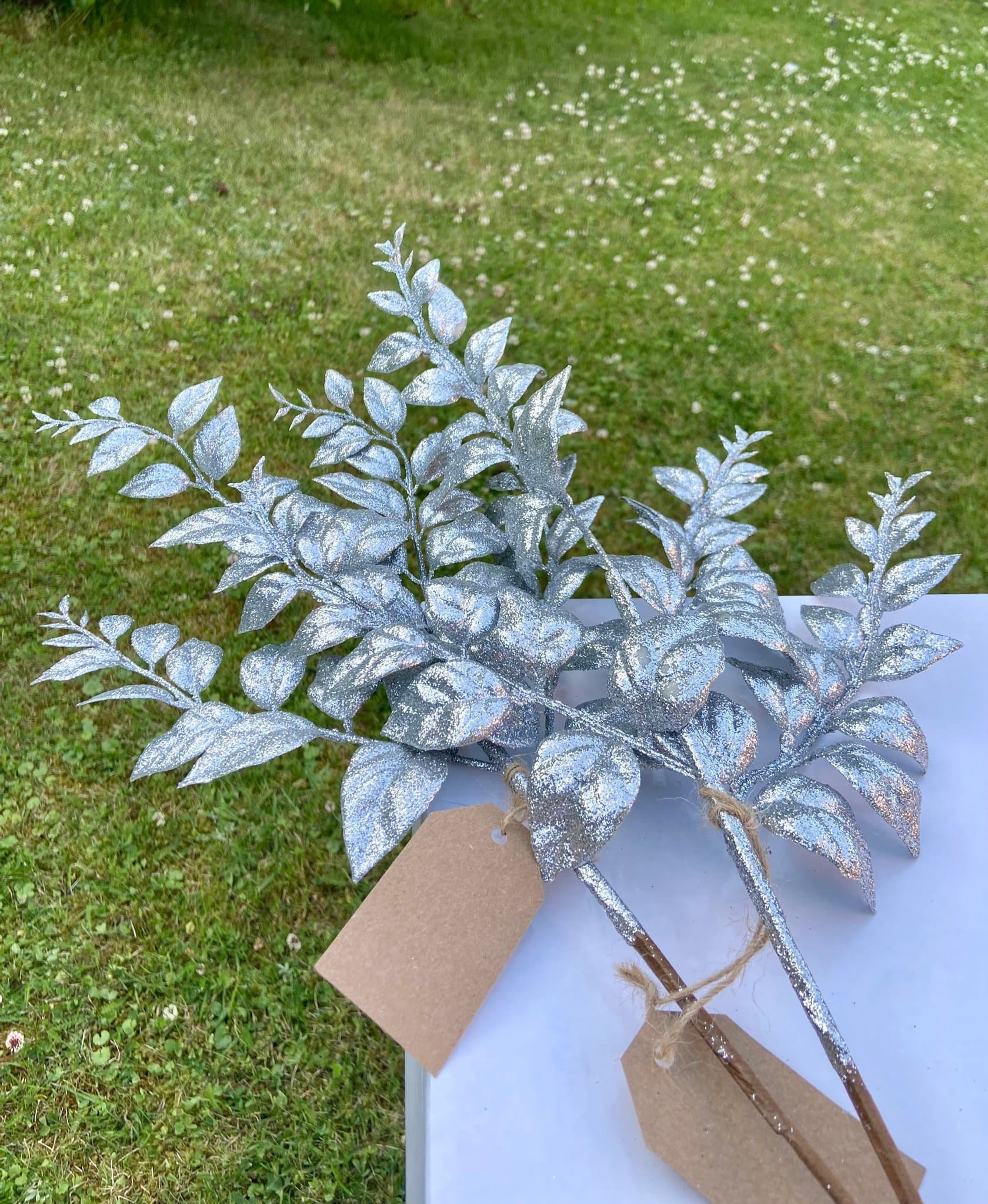 2 st Dekorativa Konstgrenar Blad 50cm Silver Glitter Konstväxt Glittriga Glam