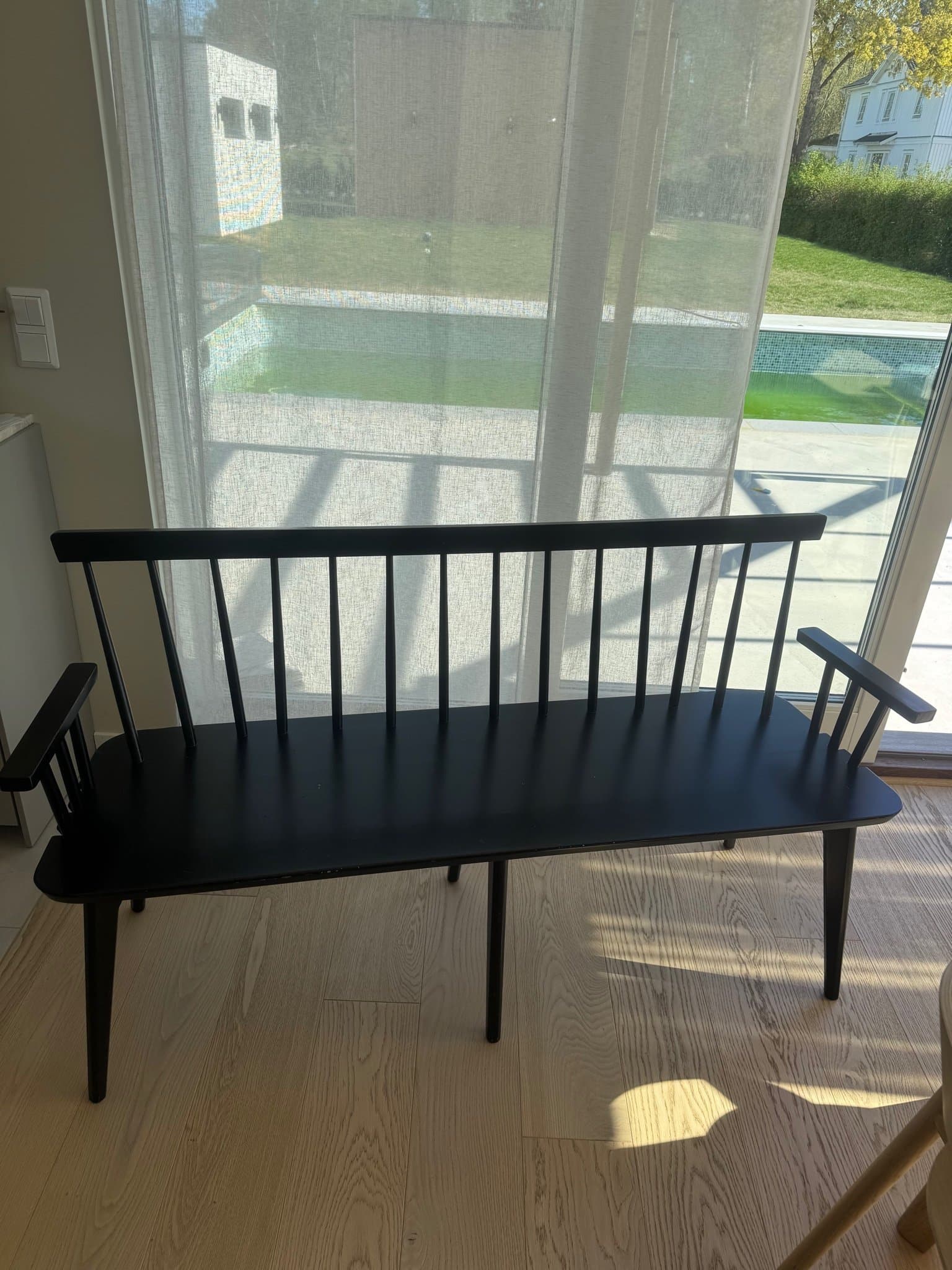 Svart träbänk med ryggstöd