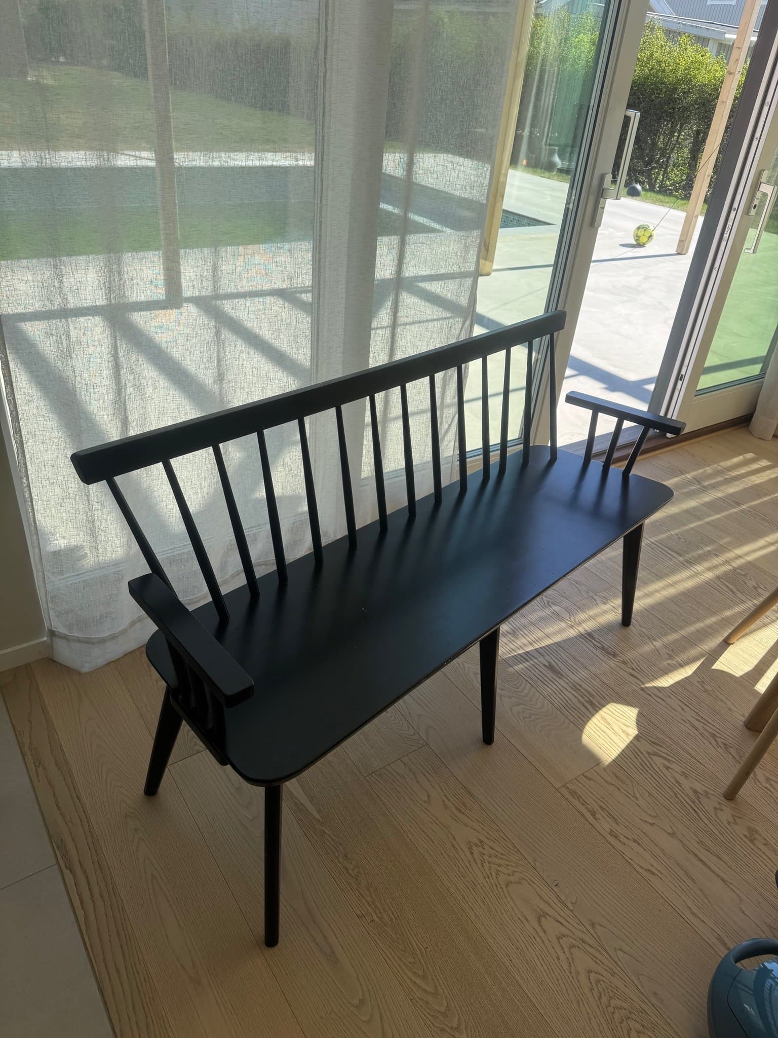 Svart träbänk med ryggstöd