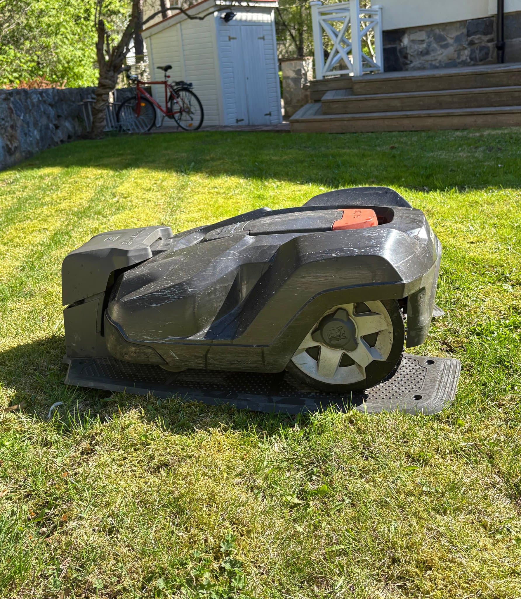 Pålitlig Husqvarna Automower 430X – Komplett med laddstation och tillbehör