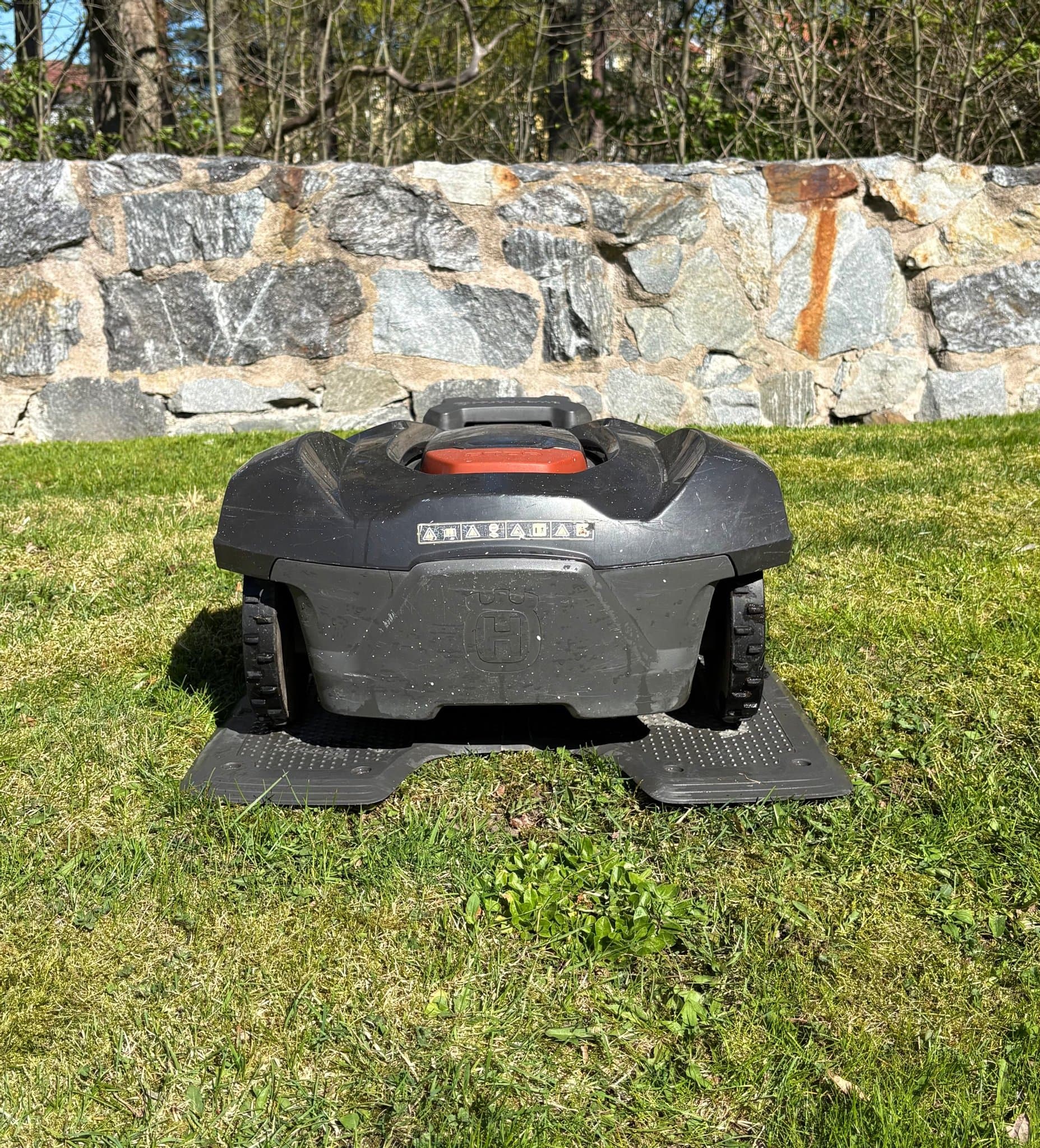 Pålitlig Husqvarna Automower 430X – Komplett med laddstation och tillbehör
