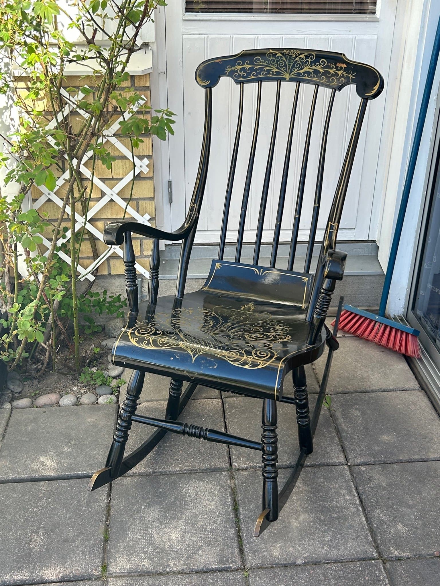 Gungstol i svart med guldfärgade detaljer