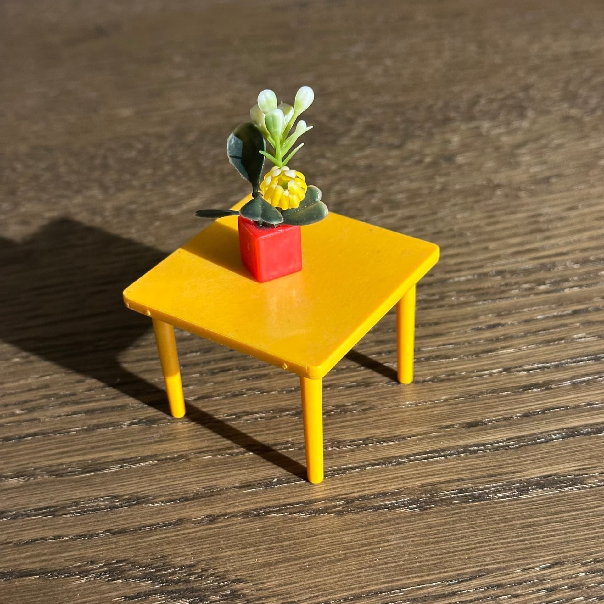 Litet bord med blomma för dockhus, Lundby