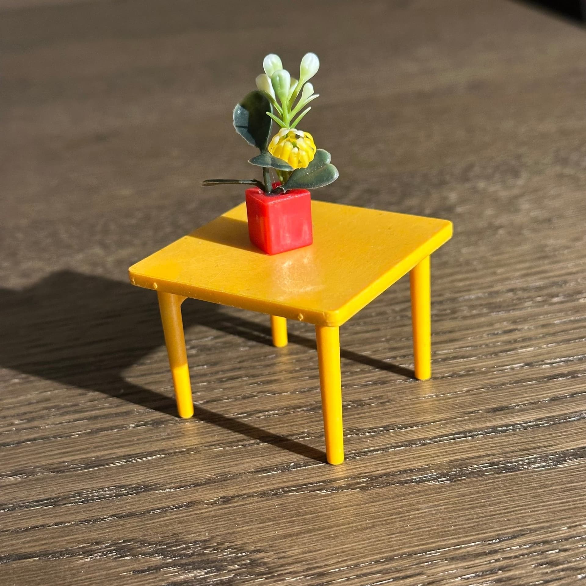 Litet bord med blomma för dockhus, Lundby