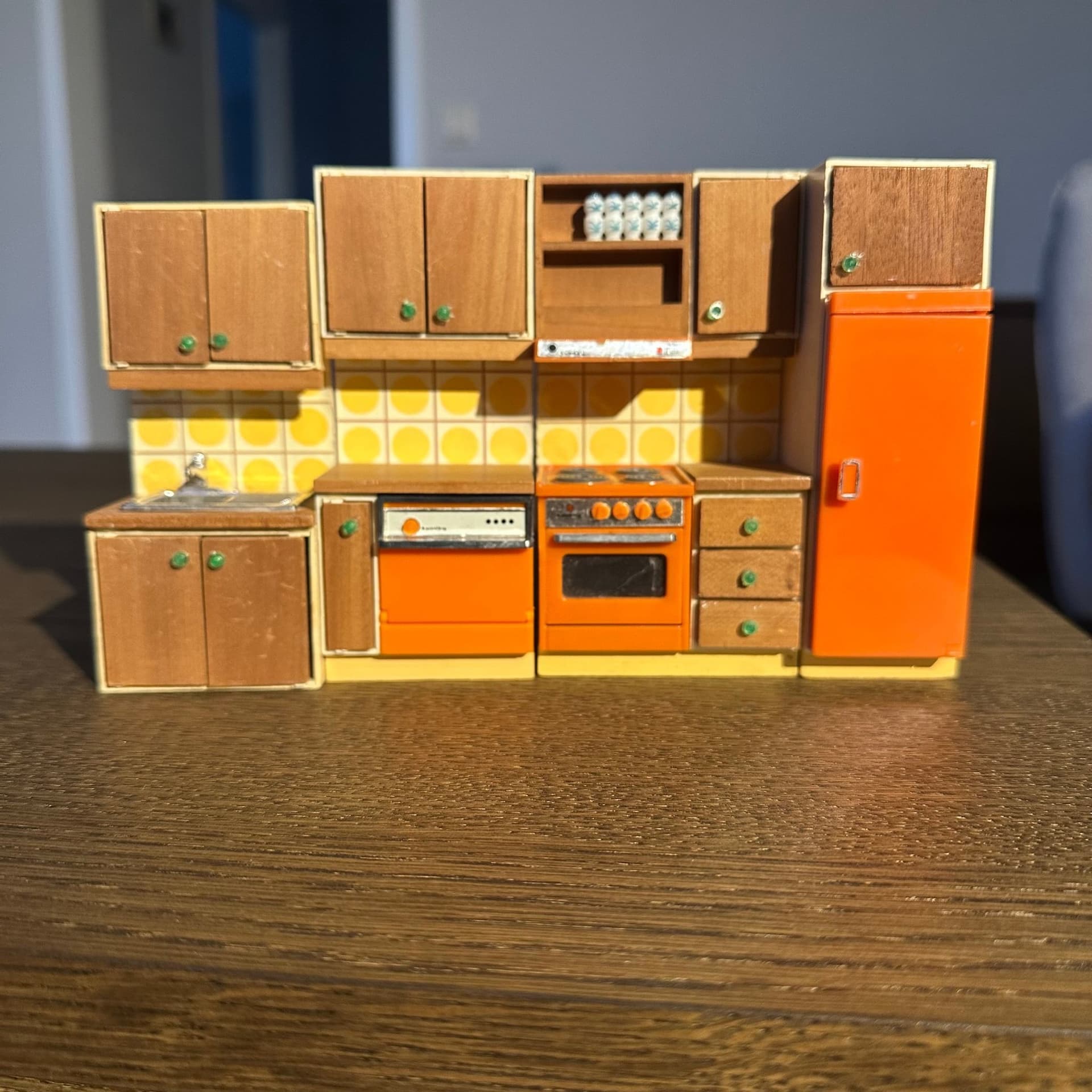 Vintage Lundby dockskåpskök med orange detaljer, komplett