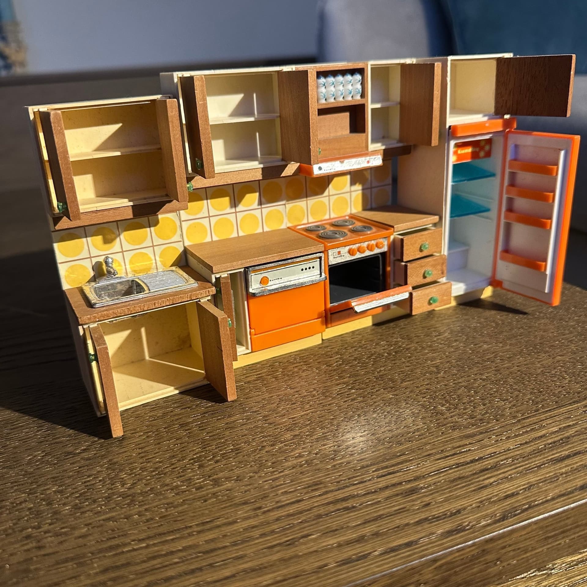 Vintage Lundby dockskåpskök med orange detaljer, komplett