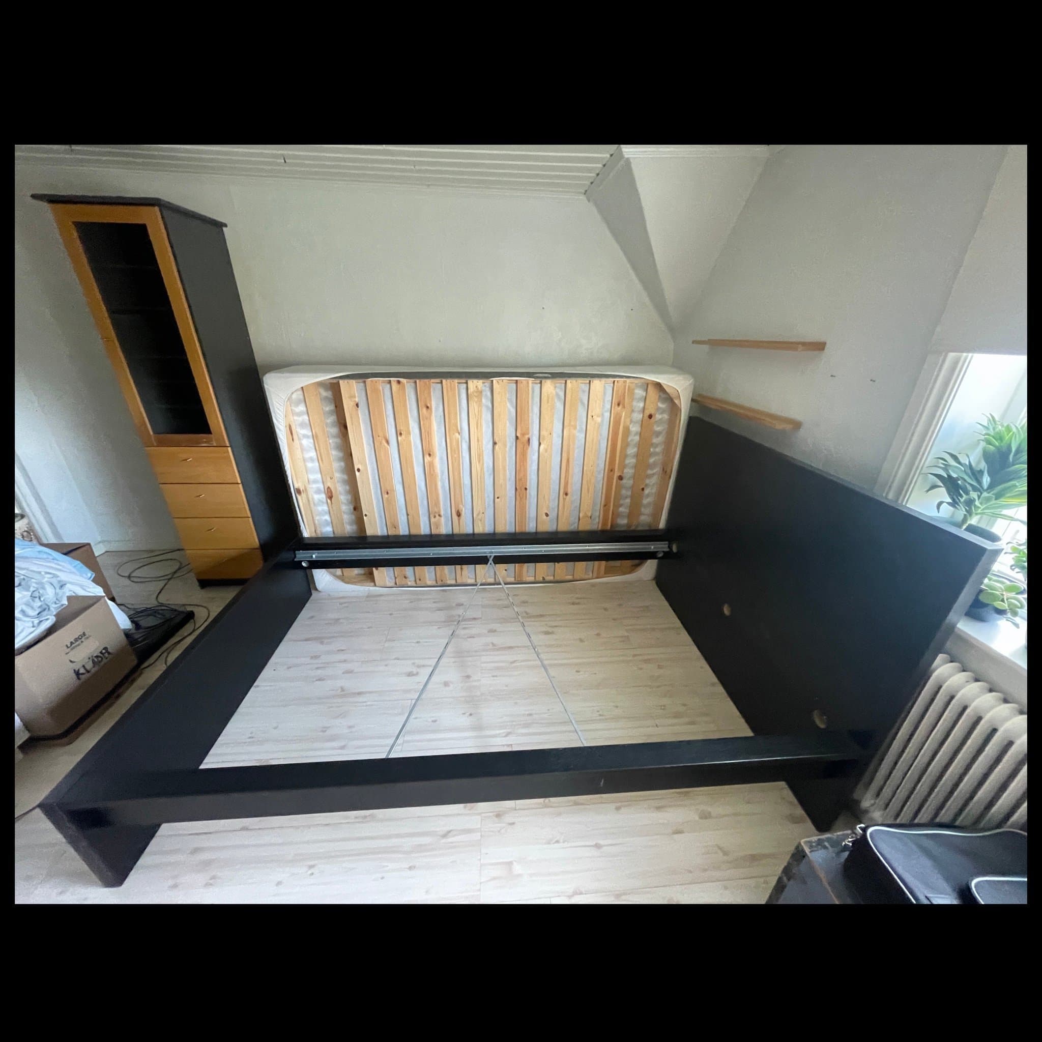 IKEA sängstomme med ribbotten och madrass