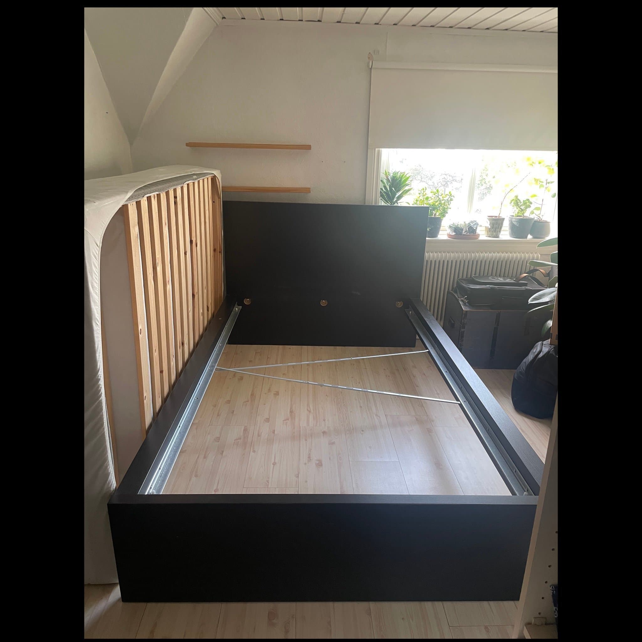 IKEA sängstomme med ribbotten och madrass