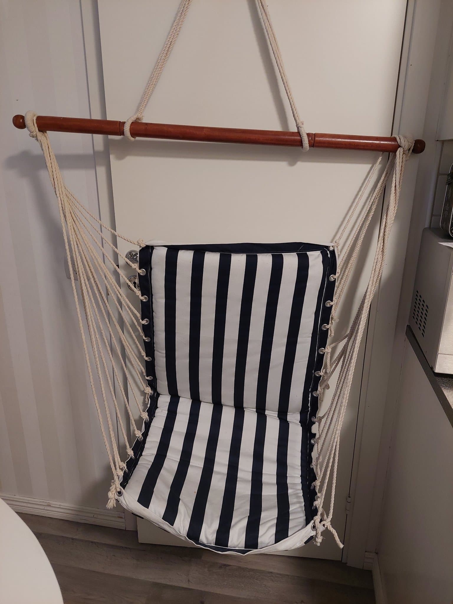 Hängstol med randigt mönster