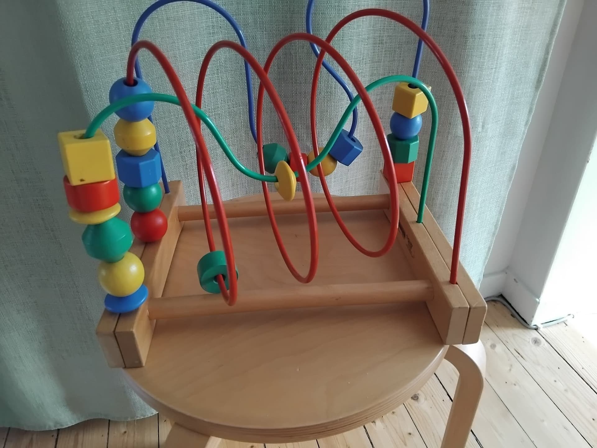 Motorikbana i trä med kulor