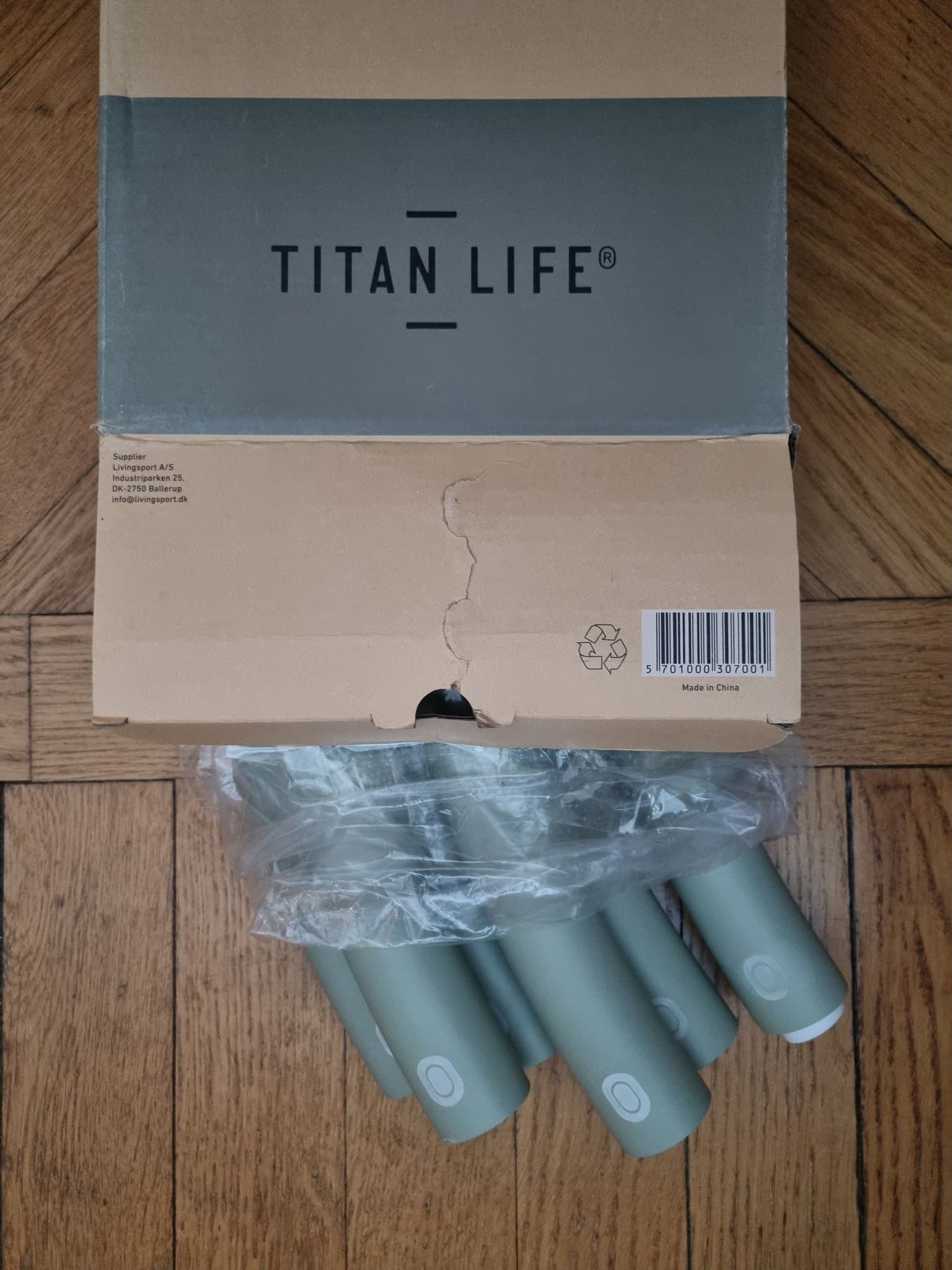 En grågrön rockring för hemmaträning av märket Titan Life.