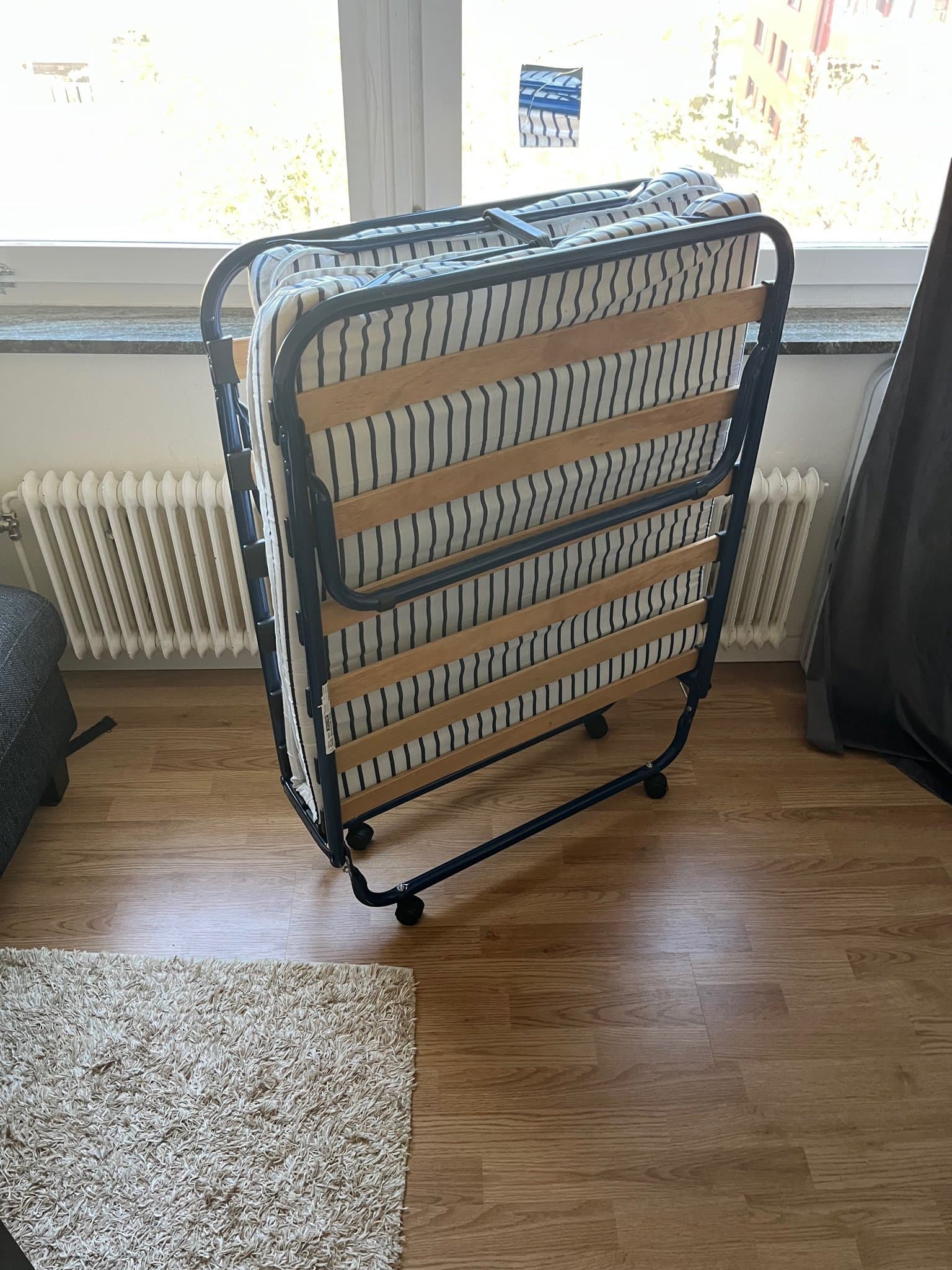 BAJLUM Gästsäng med extra madrass. Näst intill oanvänd.