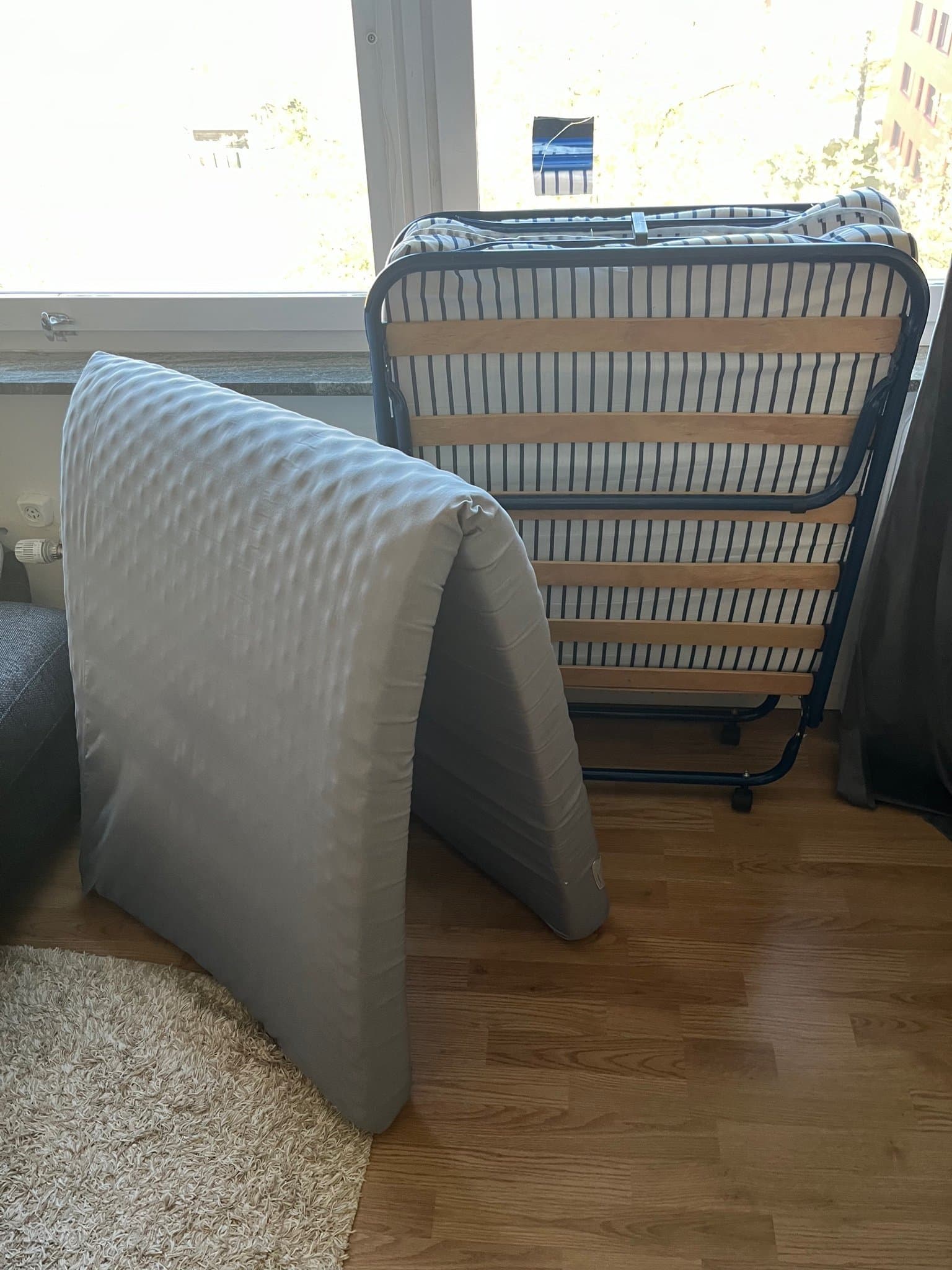 BAJLUM Gästsäng med extra madrass. Näst intill oanvänd.