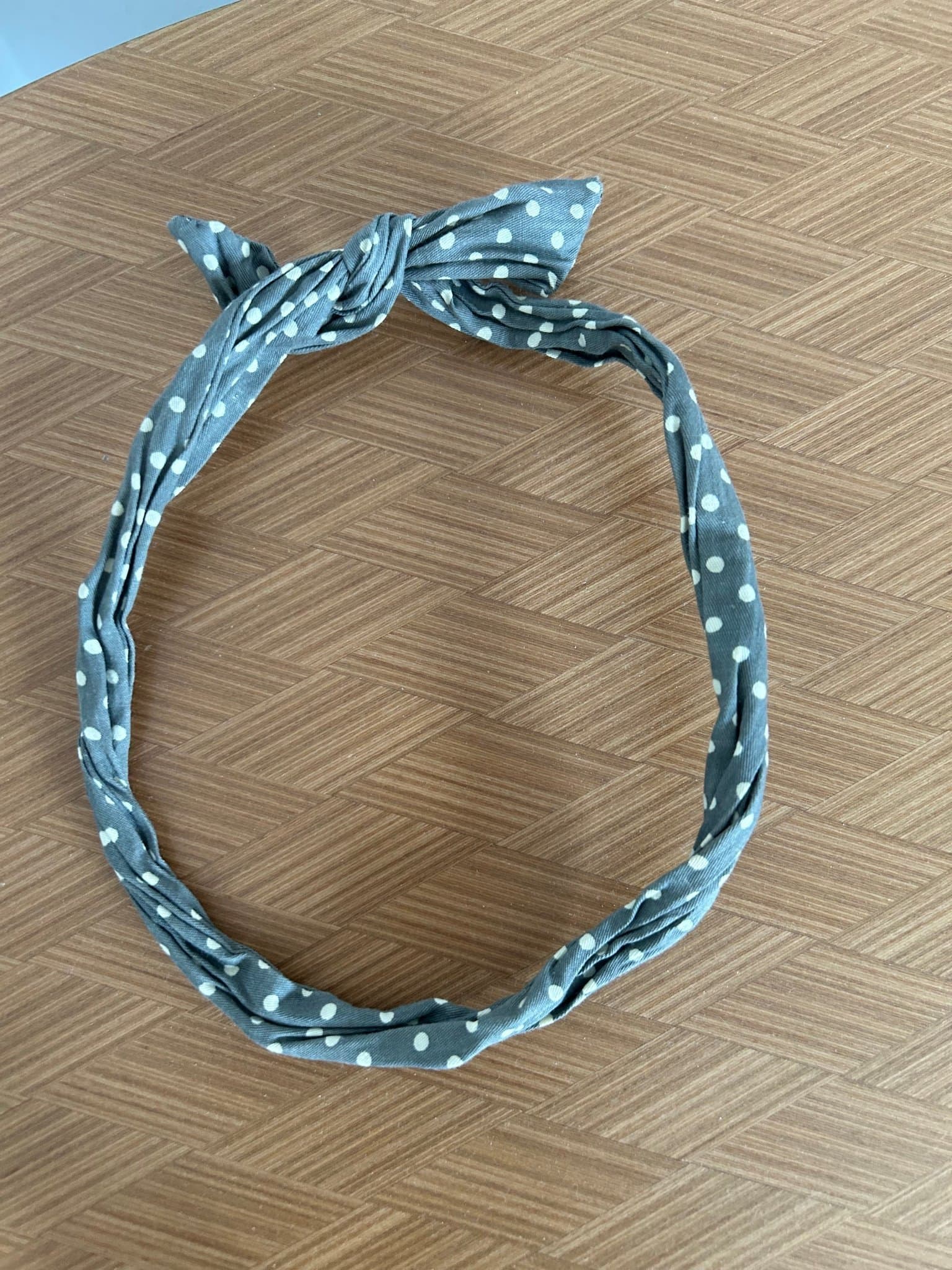 Grått hårband