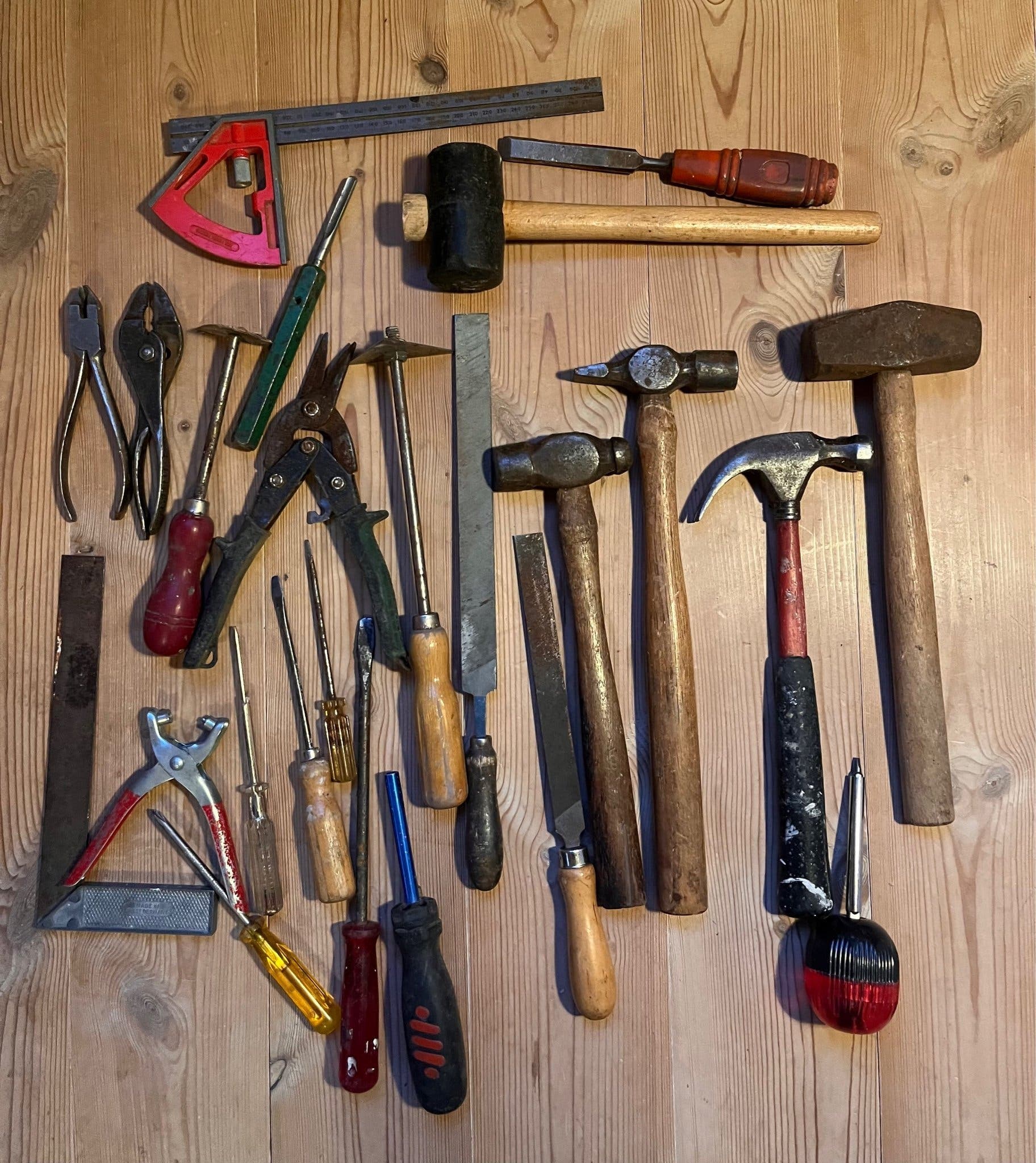 Verktygspaket med hammare, tänger, skruvmejslar och mer