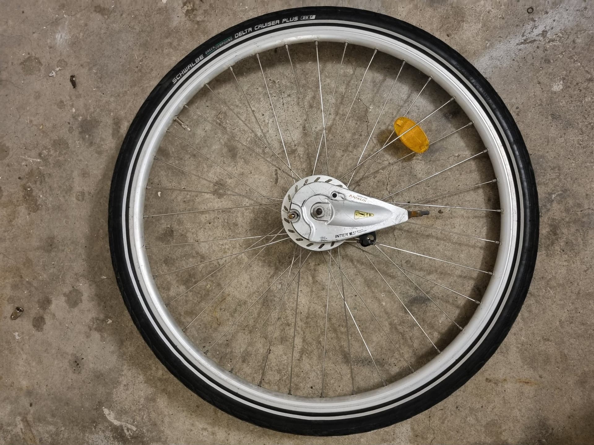 framhjul med Shimano Nexus Inter-M navbroms och Schwalbe Delta Cruiser Plus däck