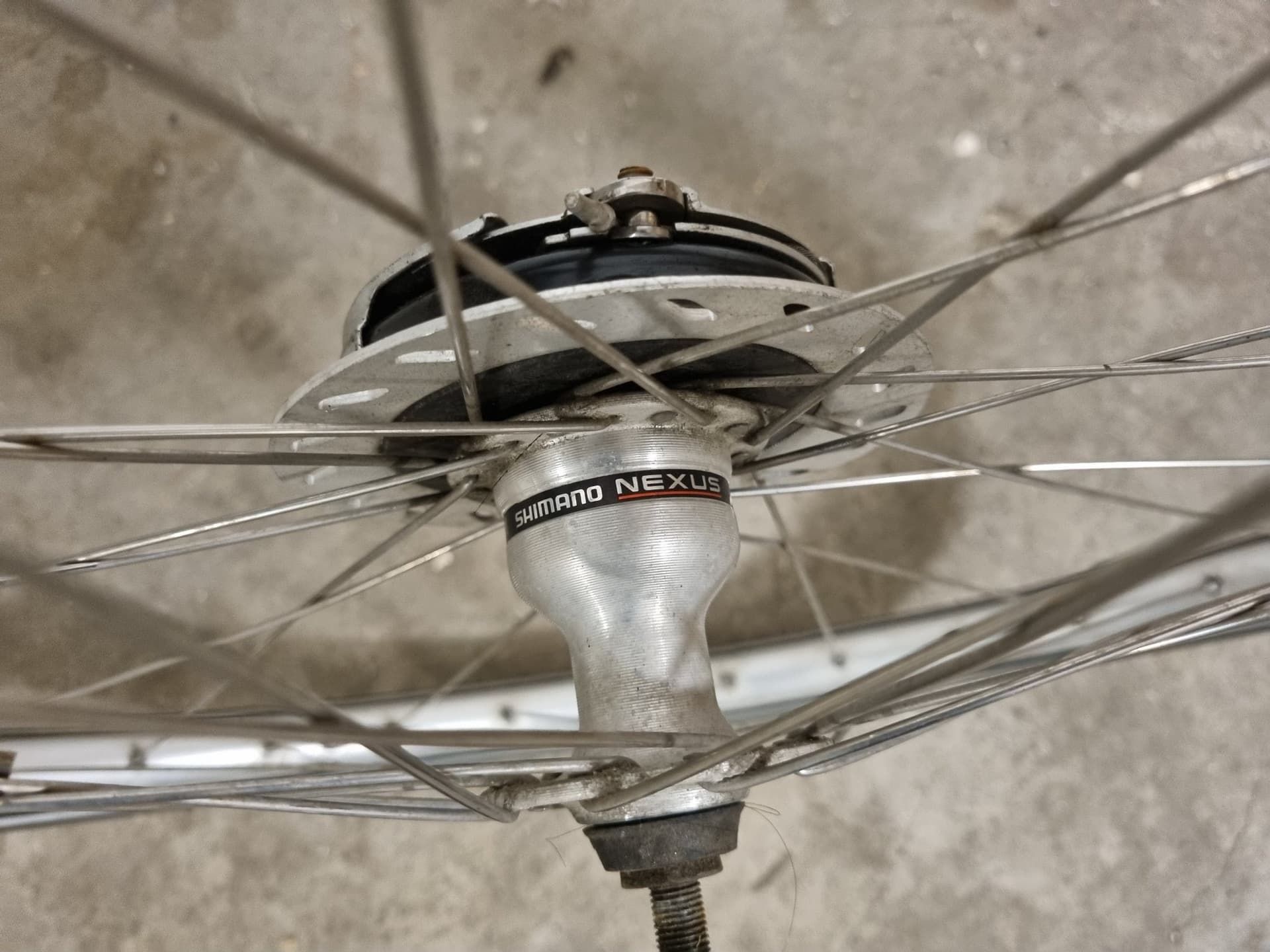 framhjul med Shimano Nexus Inter-M navbroms och Schwalbe Delta Cruiser Plus däck