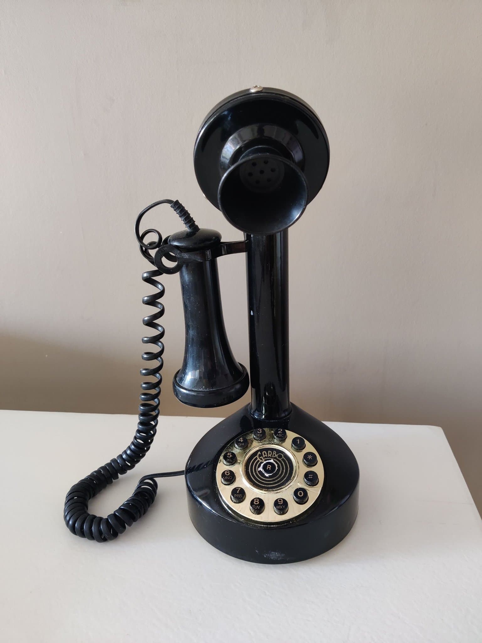 Gammeldags retro telefon med nummerskiva