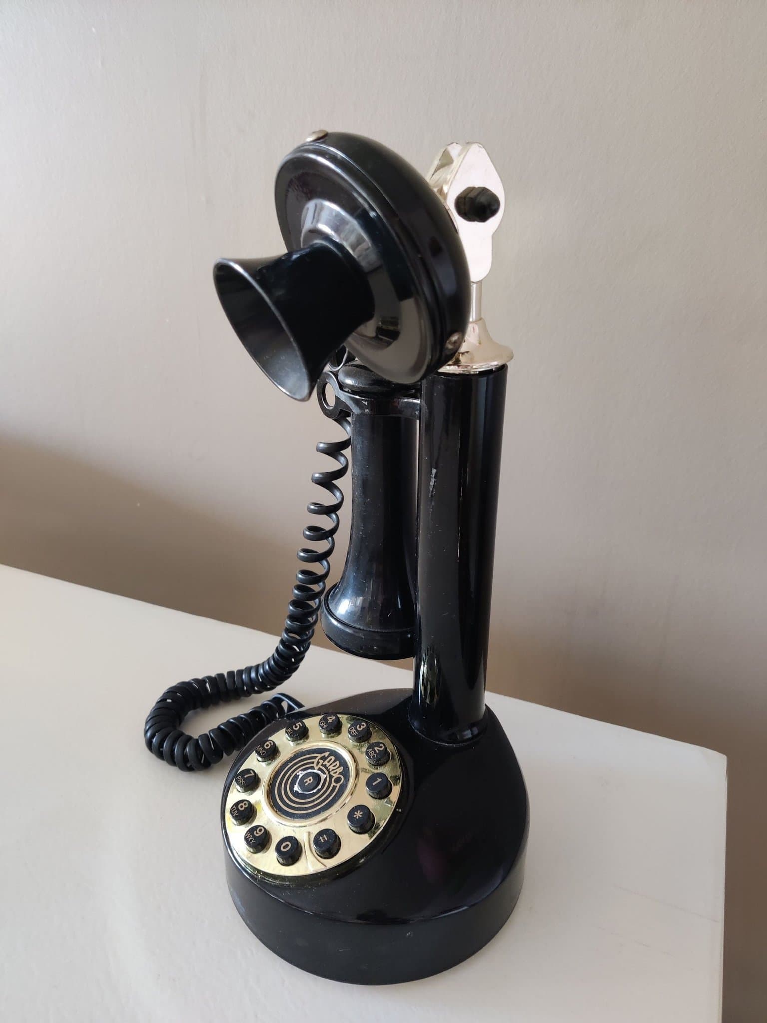 Gammeldags retro telefon med nummerskiva