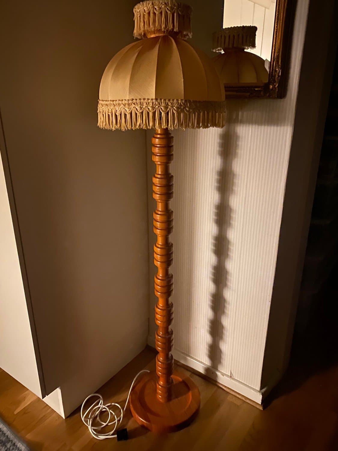 Retro golvlampa furu furulampa