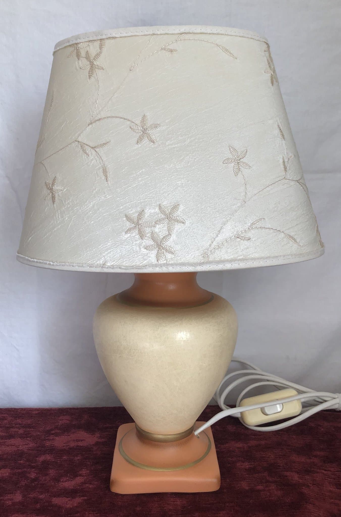 BORDSLAMPA I KERAMIK.