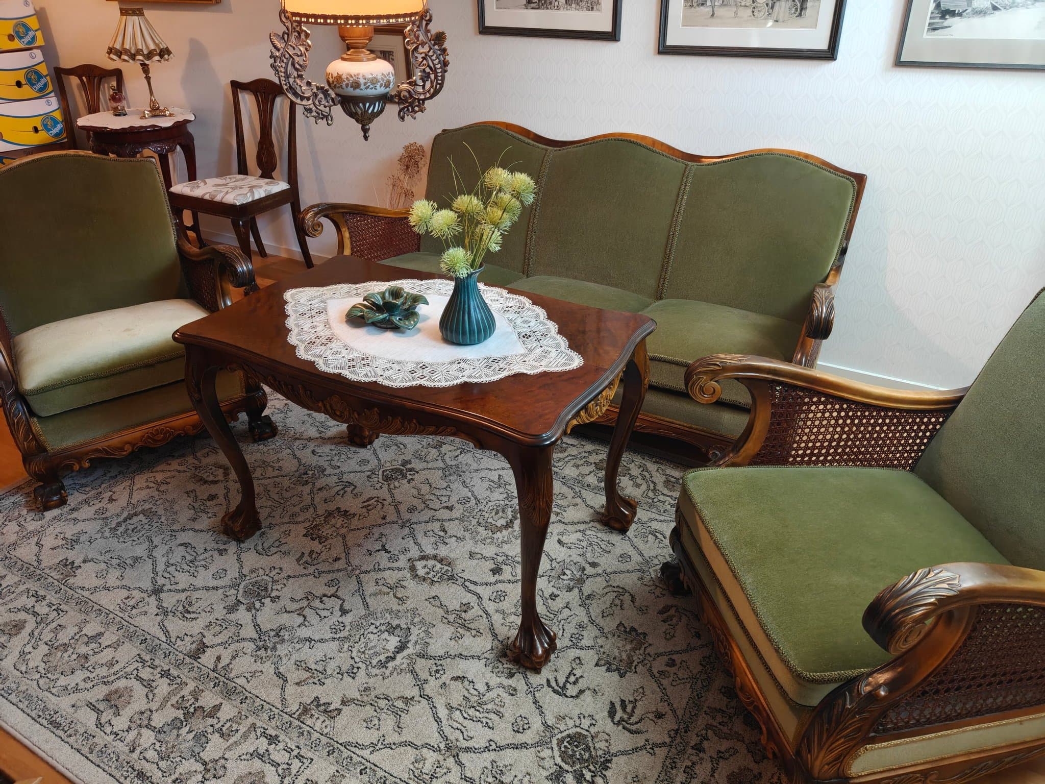 Elegant soffgrupp i Chippendale-stil – soffa, två fåtöljer & bord