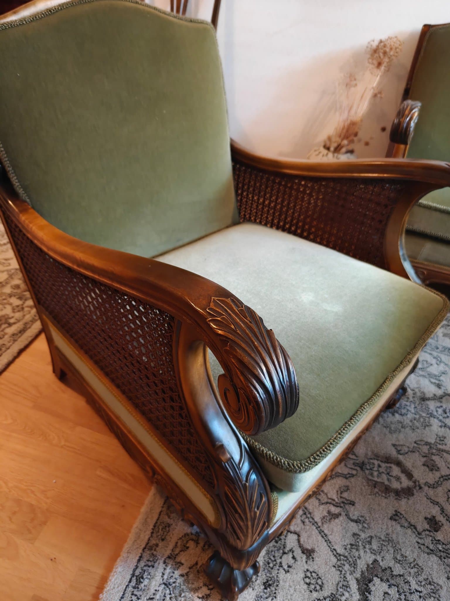 Elegant soffgrupp i Chippendale-stil – soffa, två fåtöljer & bord