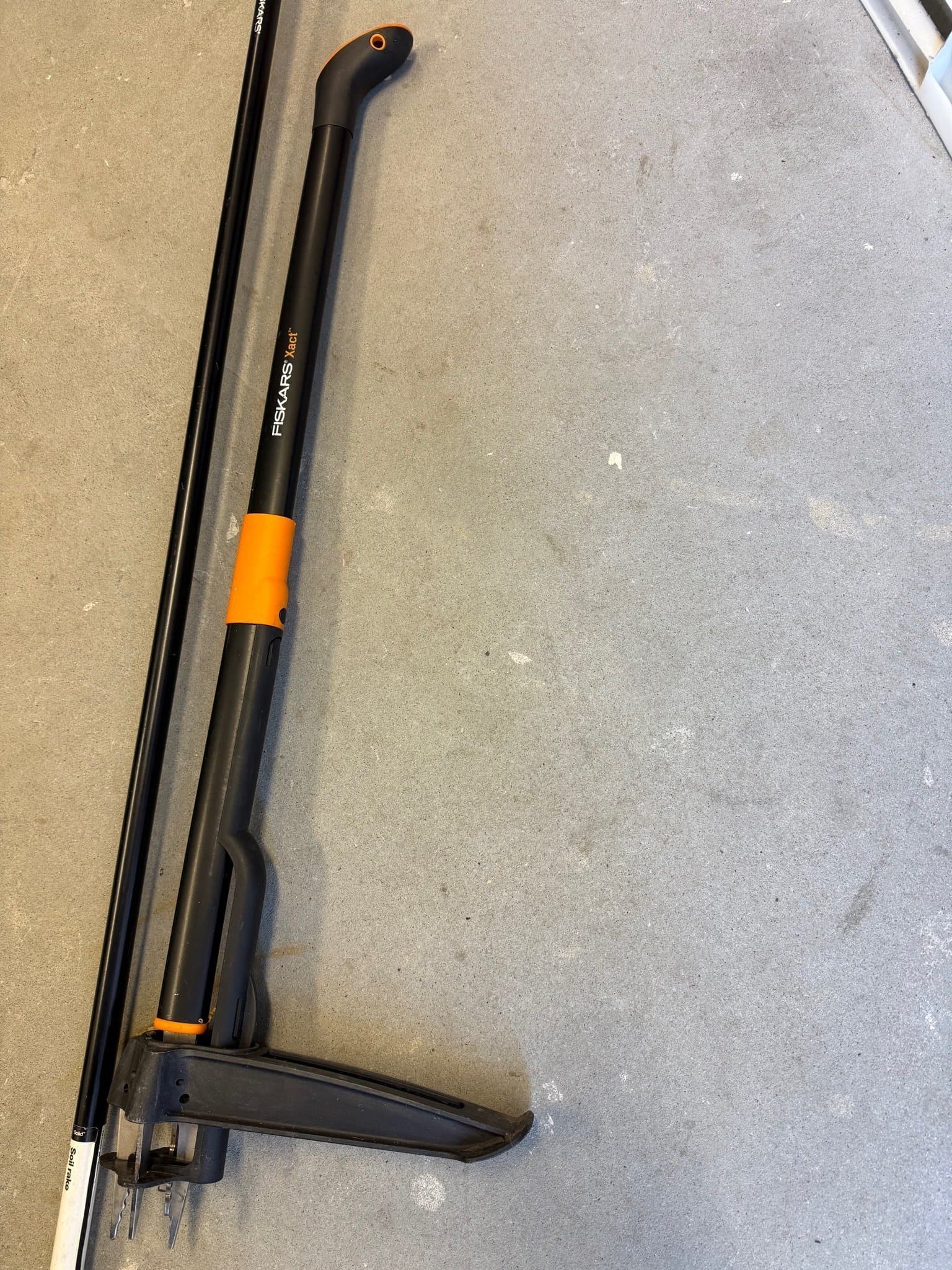 Fiskars ogräsupptagare och kratta, rejäla trädgårdsredskap